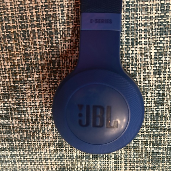 JBL E-Series Headphones | New | Shipped with charger | - Picture 2 of 4
